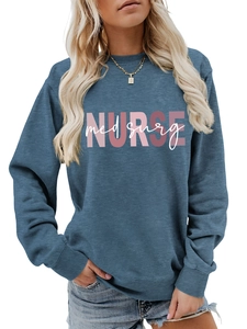 Dettaglio della stampa rosa NURSE e med surg su una felpa girocollo blu navy
