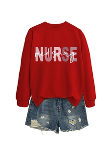 Dettaglio della felpa rossa Nurse Med Surg e degli shorts in denim blu strappati