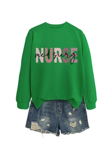 Dettaglio della felpa verde con scritta Nurse Med Surg e pantaloncini in denim strappati