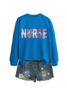 Piatto di felpa blu Nurse Med Surg abbinata a pantaloncini di jeans invecchiati