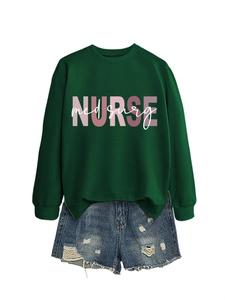 Dettaglio della felpa verde Nurse Med Surg e del set di pantaloncini di jeans blu