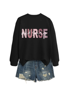 Dettaglio della felpa nera girocollo con stampa rosa NURSE med surg professionale