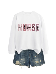 Vista manichino invisibile della felpa bianca Nurse Med Surg e shorts di jeans strappati