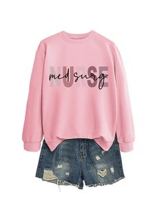 Dettaglio della felpa rosa Nurse med surg abbinata a pantaloncini in denim blu strappati