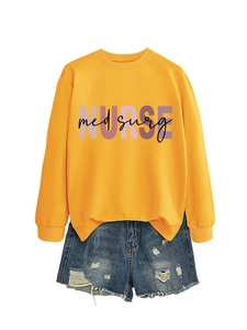 Dettaglio della scritta Med Surg su felpa giallo senape e pantaloncini denim