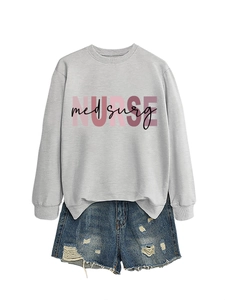 Felpa grigia Med Surg Nurse con pantaloncini in denim consumati su sfondo bianco in piano
