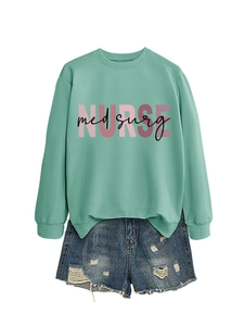 Dettaglio della felpa verde menta Nurse Med Surg abbinata a pantaloncini di denim