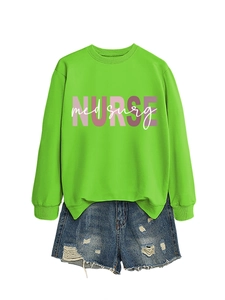 Piatto di felpa verde neon da infermiera abbinata a pantaloncini di jeans blu strappati