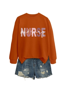 Felpa arancione Nurse med surg abbinata a pantaloncini di jeans blu strappati