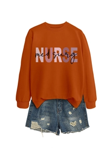Piatto di una felpa arancione Nurse Med Surg con pantaloncini di jeans blu strappati