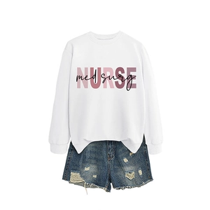 Felpa bianca da donna Med Surg Nurse con pantaloncini in denim strappati