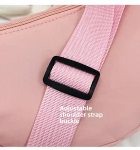 Détail de la boucle réglable sur le sac sport rose en nylon avec des coutures solides