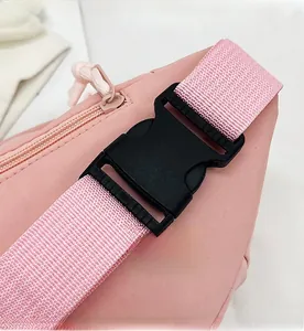 Vue détaillée d'un sac de poitrine rose en nylon avec boucle et sangle noires