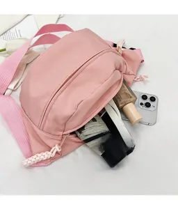 Vue intérieure du sac bandoulière rose montrant sa grande capacité de rangement