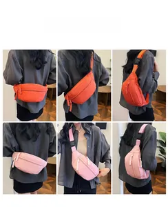 Vues multiples de sacs bandoulière en nylon imperméable de couleur pastel et rose