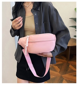 Détail du sac bandoulière rose imperméable avec pendentif de fermeture à corde tressée blanc
