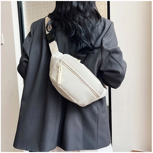 Détail du sac bandoulière imperméable blanc cassé avec bandoulière réglable et fermeture éclair
