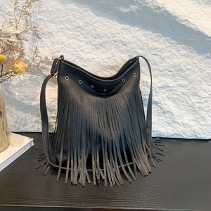 Sac fourre-tout noir vintage en similicuir avec franges bohèmes et œillets