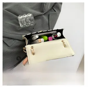 Innenansicht der karierten Tasche mit Platz für Handy und Kosmetikartikel