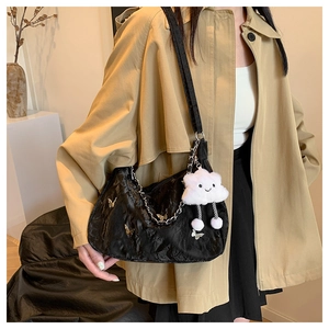 Détail du sac cabas plissé noir avec papillon argenté et pendentif nuage peluche
