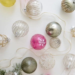 Set di palline di Natale da 8cm con fiocchi di neve e glitter su rami di pino verdi