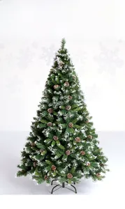 Vue détaillée des pommes de pin enneigées et des aiguilles denses du sapin de Noël