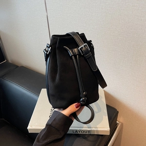 Damen Koreanische Mode Wildleder Eimertasche Trendy Kordelzug Design Kette Umhängetasche Kleine Schultertasche Für Den Alltag