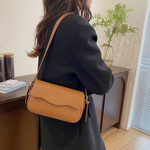 Borsa a tracolla in pelle PU marrone con patta aerodinamica e tracolla sul modello