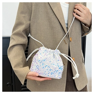 Détail du sac seau à paillettes blanches avec fini irisé et fermeture à cordon