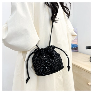 Vue détaillée du sac seau à paillettes noires avec fermeture à cordon coulissant