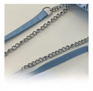Detail des hellblauen Lederriemens und der silbernen Metallkette mit D-Ring-Schnalle