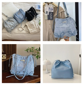 Detailansichten der Tunnelzug-Beuteltasche mit Faltenstruktur und schicker Metallkette
