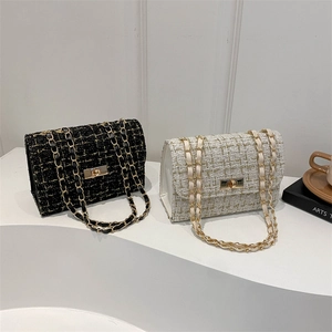 Sacs bandoulière élégants en tweed noir et blanc avec fermoirs tournants métalliques dorés