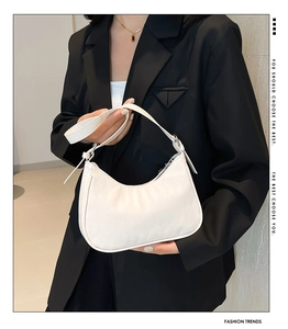 Nahaufnahme der weißen sichelförmigen Hobo-Tasche mit silbernen Details