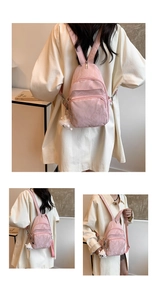 Mini sac à dos rose en nylon avec pendentif en peluche et diverses vues de portage