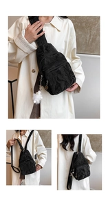 Trois façons de porter ce sac bandoulière noir en nylon à poches multiples et breloque