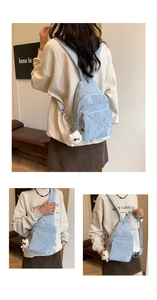Détail du sac à bandoulière en nylon bleu clair avec texture plissée et breloque mouton