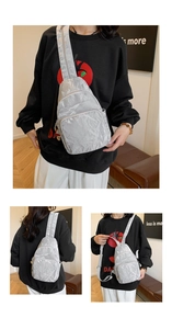 Sac de poitrine gris argenté avec bandoulières zippées réglables et texture métallisée
