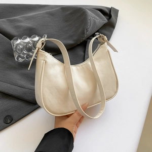 Schicke beige gesteppte Hobo-Bag mit verstellbarem Riemen in minimalistischem Stil