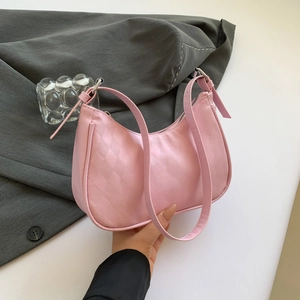 Elegante hellrosa Stepp-Schultertasche im Halbmond-Design mit silbernen Metallringen