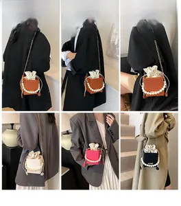 Modelle mit modischer Umhängetasche mit Perlenhenkel und Kette in verschiedenen Farben