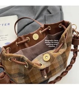 Détails du fermoir magnétique et du cordon sur ce sac seau rétro à motifs carreaux