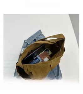 Vista dettagliata dell'interno della borsa tote marrone con ampio spazio per tablet