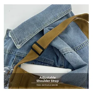 Dettaglio della tracolla regolabile e del tessuto denim blu della borsa vintage