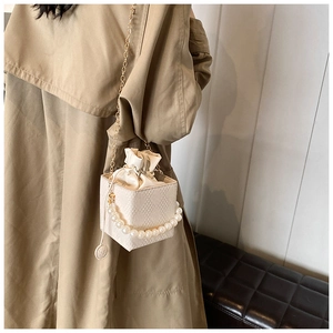 Sac seau carré blanc texturé avec poignée en perles et chaîne dorée à l'épaule