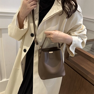 Schicke braune Beuteltasche für Damen mit modischer Prägung und verstellbarem Riemen