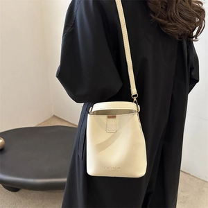 Modische cremeweiße Beuteltasche für Damen mit Schultergurt und elegantem Handgriff