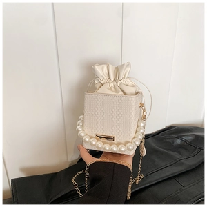 Sac bandoulière en PU blanc crème avec texture tressée, anse perle et chaîne métallique
