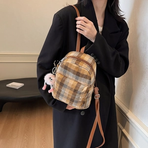 Mini-Rucksack mit Karomuster, braunen Kunstlederriemen und süßem Plüschtier-Anhänger