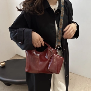 Borsa a secchiello vintage rosso scuro lucida in pelle PU con tracolla jacquard per donna